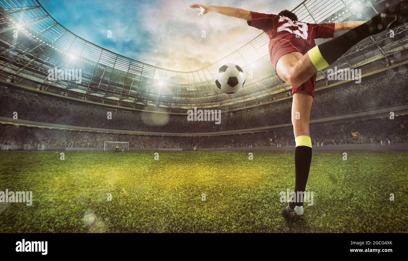 Fußballszene im Stadion mit Nahaufnahme eines Fußballschuhs, der den Ball tritt Stockfoto