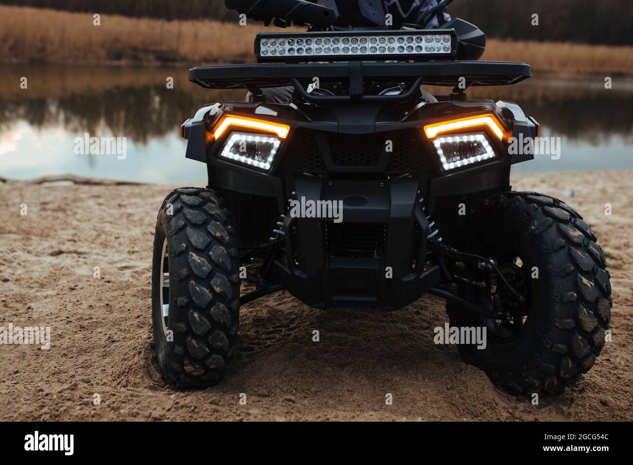 Scheinwerfer im Hintergrund ein Fluss und Sand. Sport und extreme Konzept Stockfoto