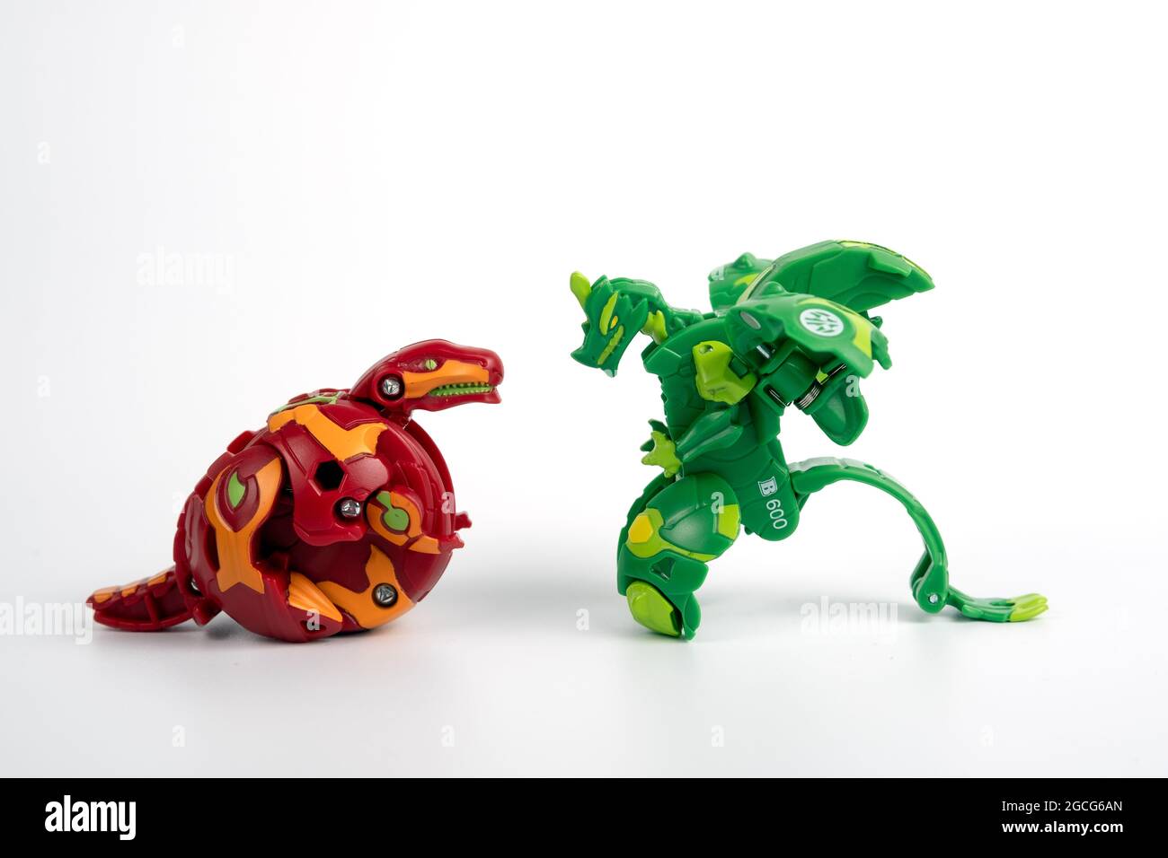 Bakugan Ball Spielzeug Mini Figuren isoliert auf weiß. Stafford, Großbritannien, 8. August 2021 Stockfoto
