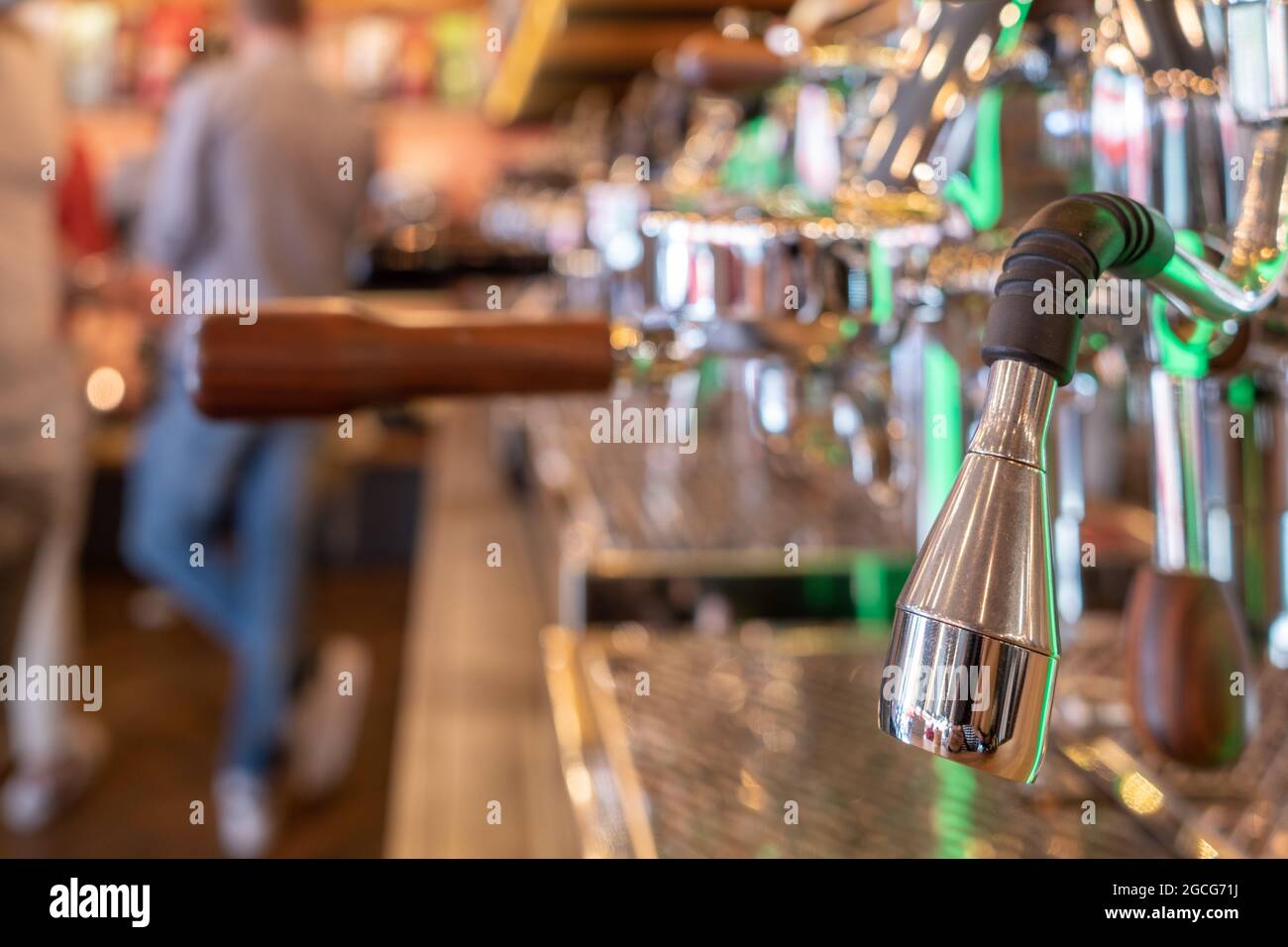 Selektiver Fokus auf die Dampfleitung der Espressomaschine im Coffee Machine Store. Stockfoto