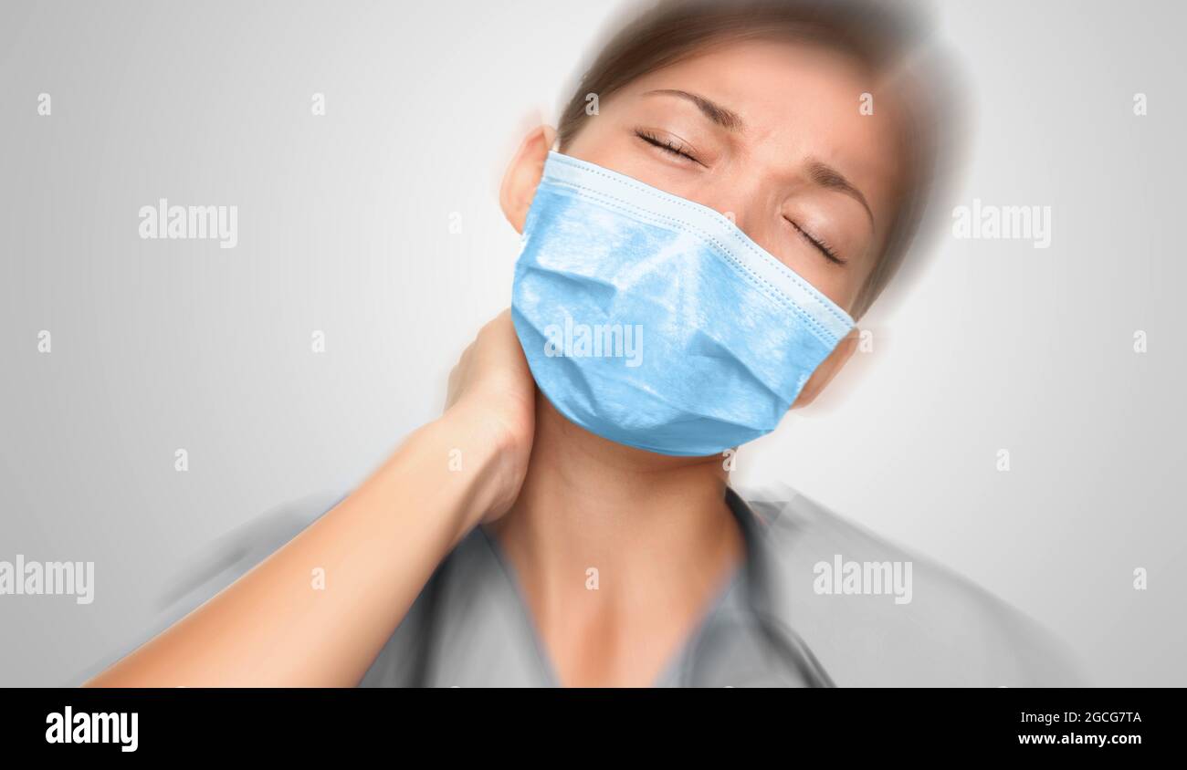 Arzt, der in der Coronavirus-Notaufnahme arbeitet, trägt Gesichtsmaske und müde Gefühl von Stress bei der Arbeit. Verärgerte asiatische Frau im Gesundheitswesen Stockfoto