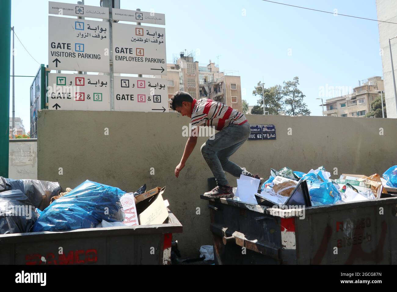 Beirut, Libanon. Juli 2021. Ein syrisches Kind sammelt am 27. Juli 2021 in der Innenstadt von Beirut, Libanon, Müll. Nach Angaben der Regierung ist seit Beginn der Wirtschafts- und Finanzkrise im Jahr 2019 mehr als die Hälfte der Bevölkerung unter die Armutsgrenze gefallen. Syrische Kinder suchen nach Kleidungsstücken und Gegenständen, die auf Märkten verkauft werden, da die Menschen es sich nicht mehr leisten können, sie in den Geschäften zu kaufen.(Foto: Elisa Gestri/Sipa USA) Quelle: SIPA USA/Alamy Live News Stockfoto