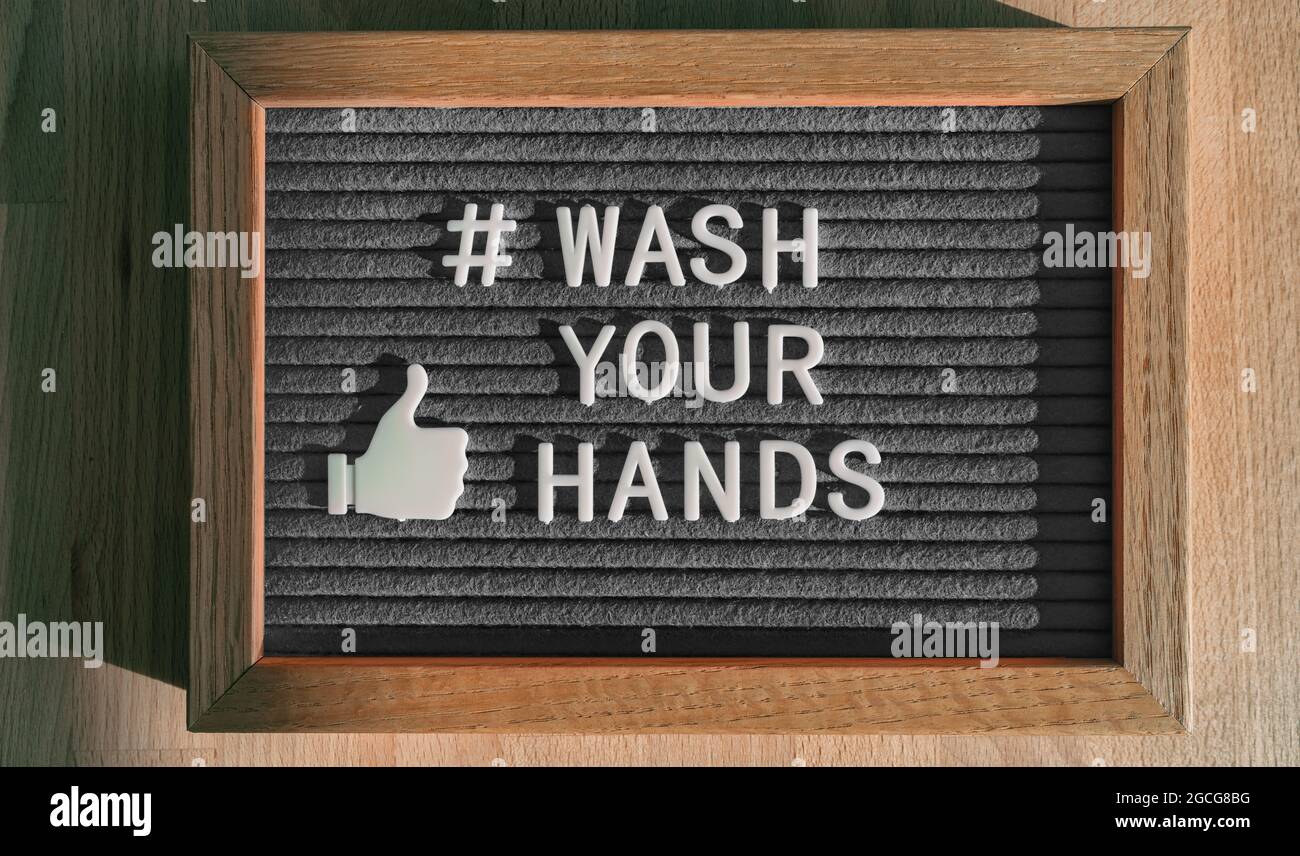 Waschen Sie Ihre Hände Hashtag-Nachricht auf Filzplakatwand im Geschäft gute Handhygiene für Coronavirus-Prävention. Fühlte sich als Zeichen für soziale Medien Stockfoto