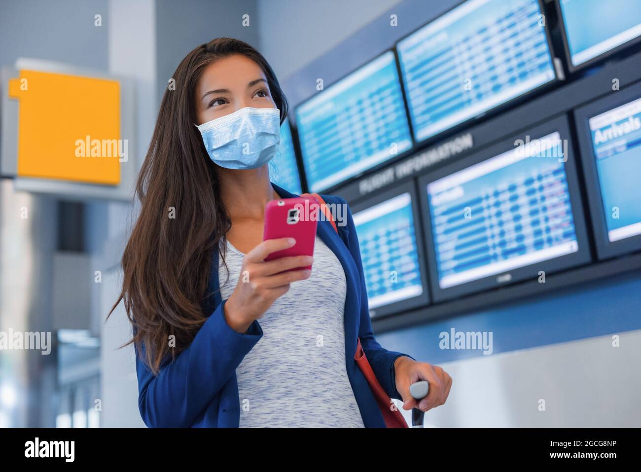 Reise-Impfstoff-Pass Frau Tourist Ankunft am Flughafen mit Handy-App für Impfschutz während Coronavirus Pandemie Urlaub. Asiatisch Stockfoto
