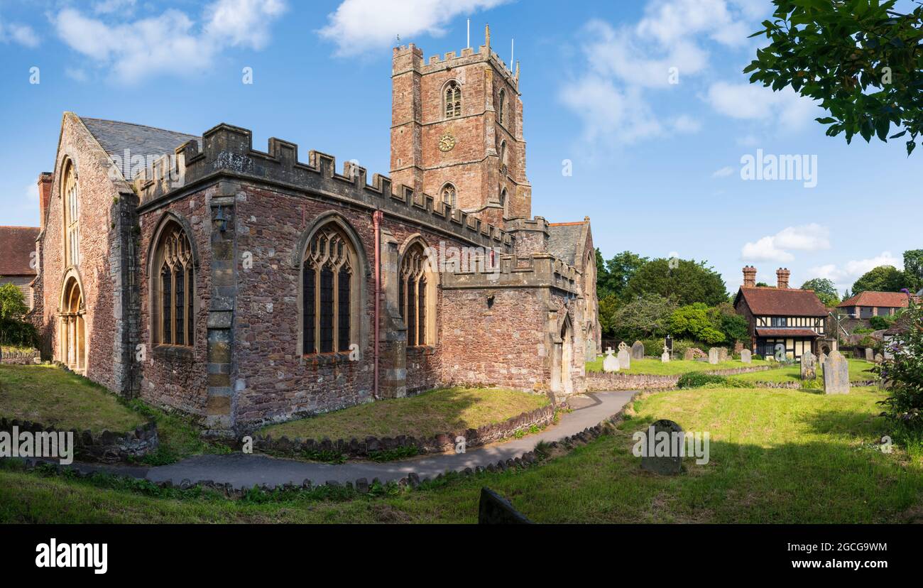 Die „Priory Church of St George“ in Dunster, Somerset, wird vermutlich bis ins 11. Jahrhundert zurückdatiert. Sie wurde von William am heutigen Standort errichtet Stockfoto