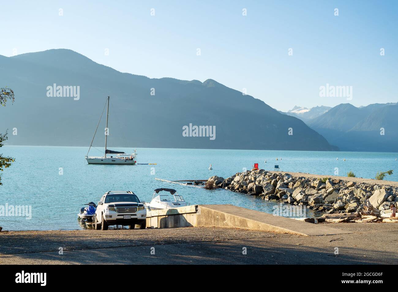 Ein Segelboot, das in der Nähe des Porteau Cove Provincial Park, in der Nähe von Squamish BC, Kanada, festgemacht ist. Stockfoto