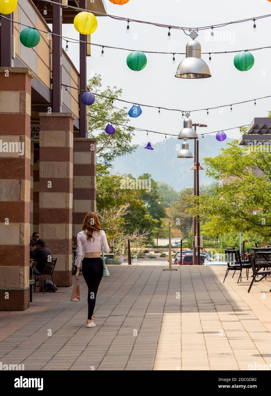 Boulder, Colorado - 1. August 2021: People on Boulder Fine Art Street Festival in Twenty Ninth Street, Boulder, Colorado Stockfoto