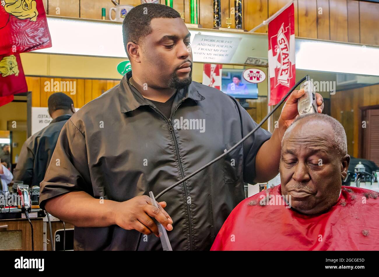 Ein Friseur schneidet Haare bei Gibson's Hair Styles and Cuts, 23. April 2013, in West Point, Mississippi. Die Einheimischen sagen, dass in der Kleinstadt Arbeitsplätze benötigt werden, aber sie Stockfoto