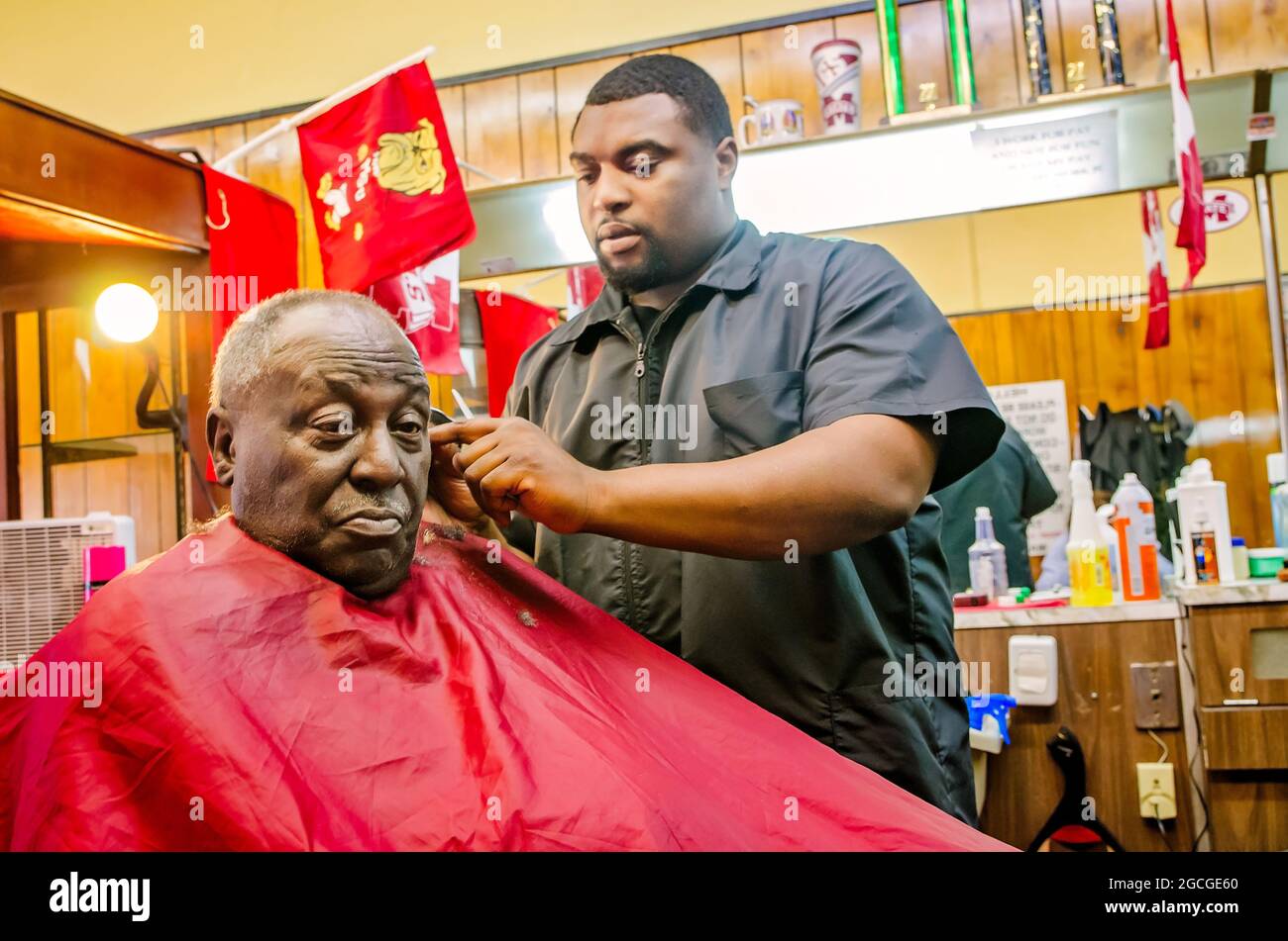 Ein Friseur schneidet Haare bei Gibson's Hair Styles and Cuts, 23. April 2013, in West Point, Mississippi. Die Einheimischen sagen, dass in der Kleinstadt Arbeitsplätze benötigt werden, aber sie Stockfoto