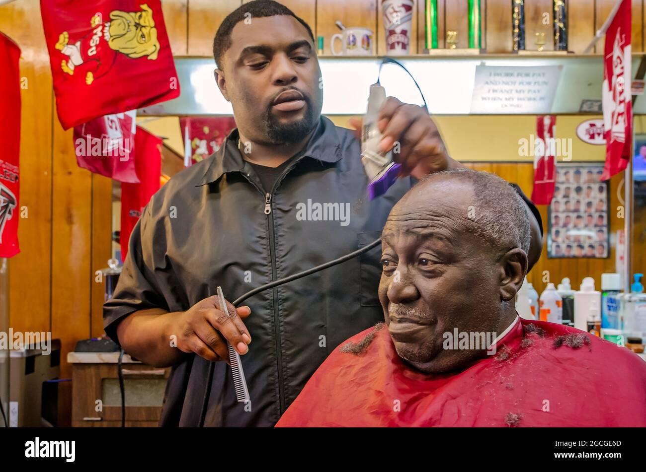 Ein Friseur schneidet Haare bei Gibson's Hair Styles and Cuts, 23. April 2013, in West Point, Mississippi. Die Einheimischen sagen, dass in der Kleinstadt Arbeitsplätze benötigt werden, aber sie Stockfoto