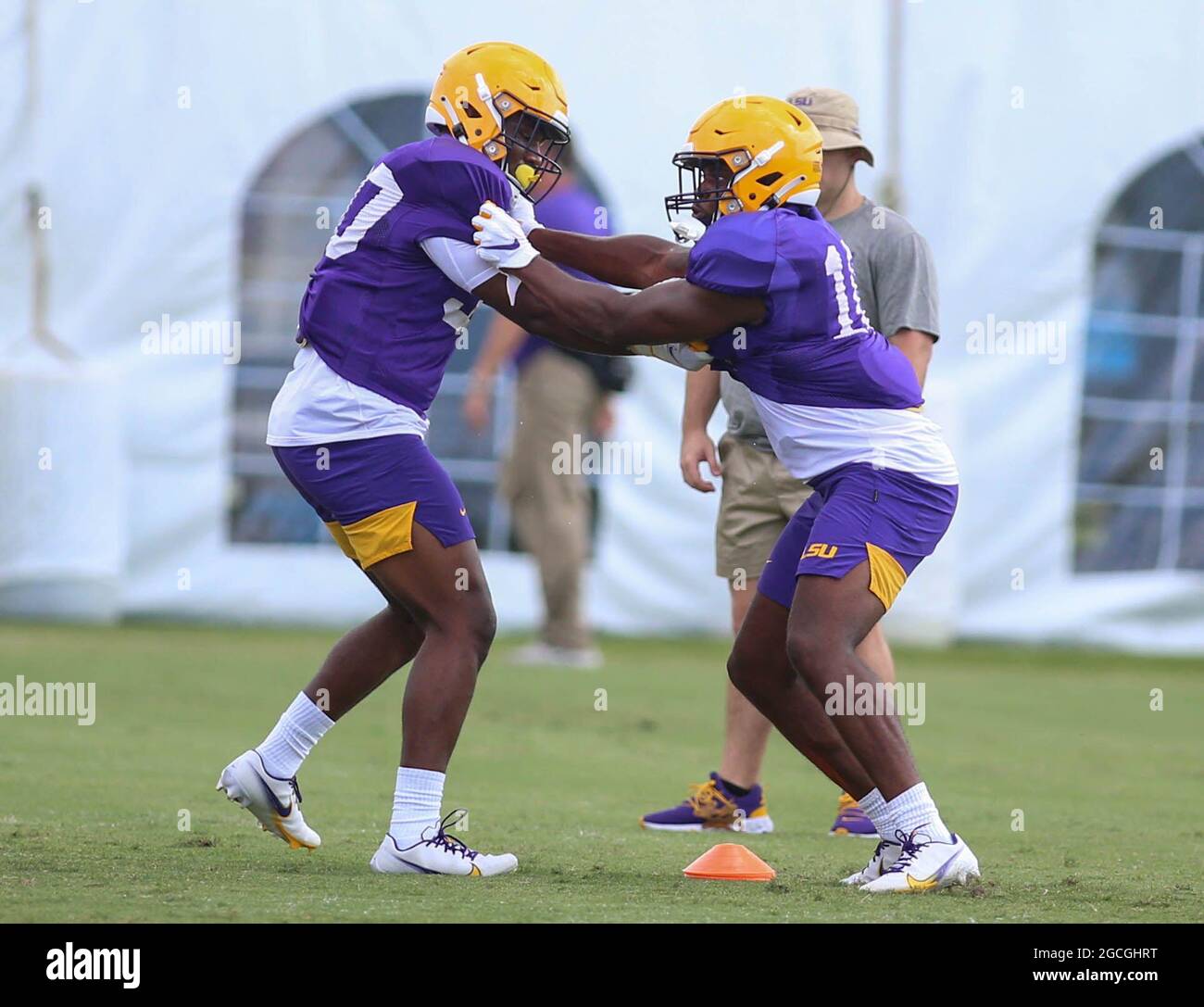8. August 2021: Die LSU-Linebacker Josh White (10) und Greg Penn III (30) arbeiten während der ersten Herbstwoche im LSU Charles McClendon Übungszentrum in Baton Rouge, LA, an einer Übung. Jonathan Mailhes/CSM Stockfoto