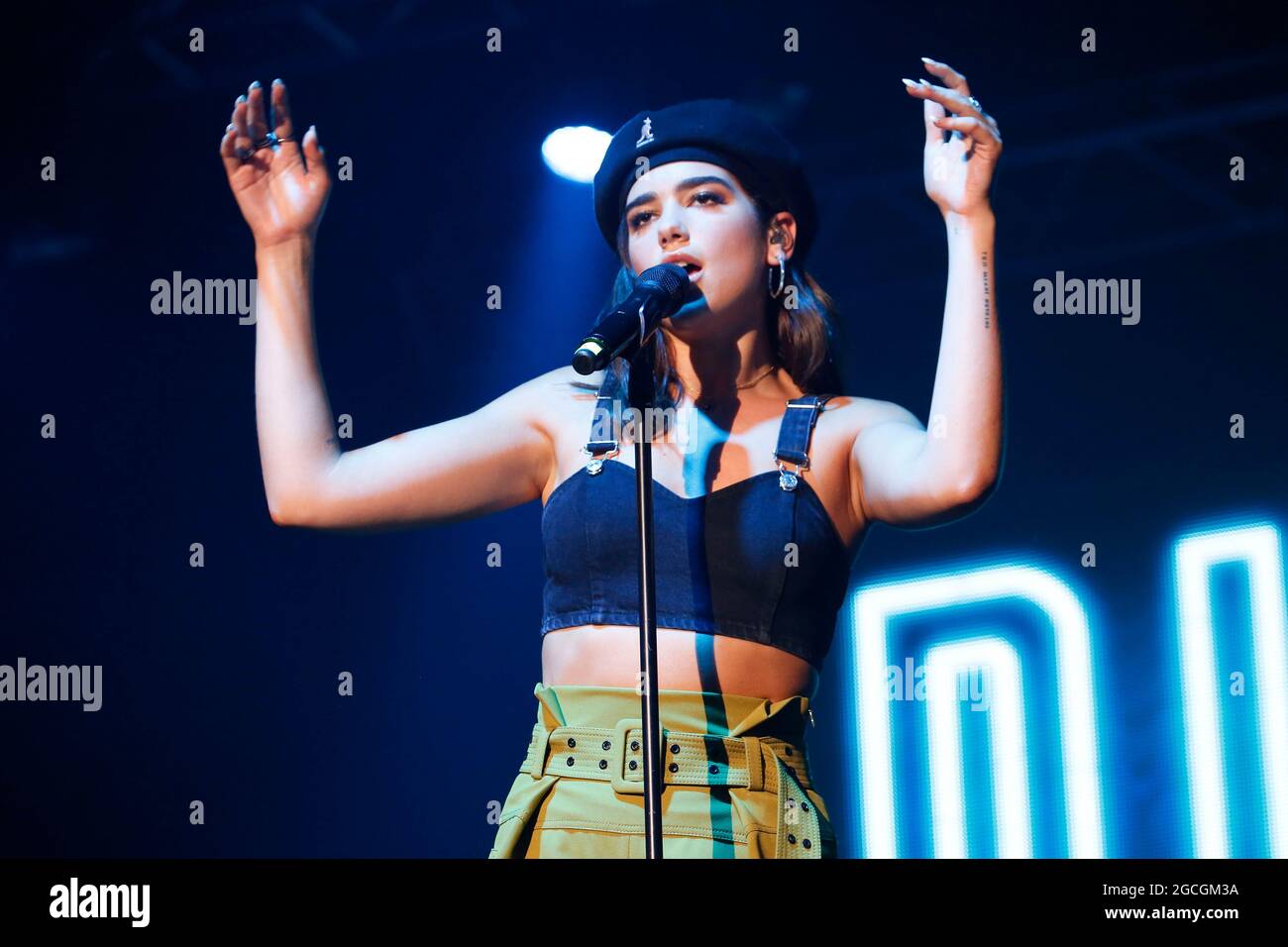 Die britische Sängerin Dua Lipa tritt während des Pentaport Rock Festivals 2017 in Incheon, Südkorea, auf der Bühne auf. Stockfoto
