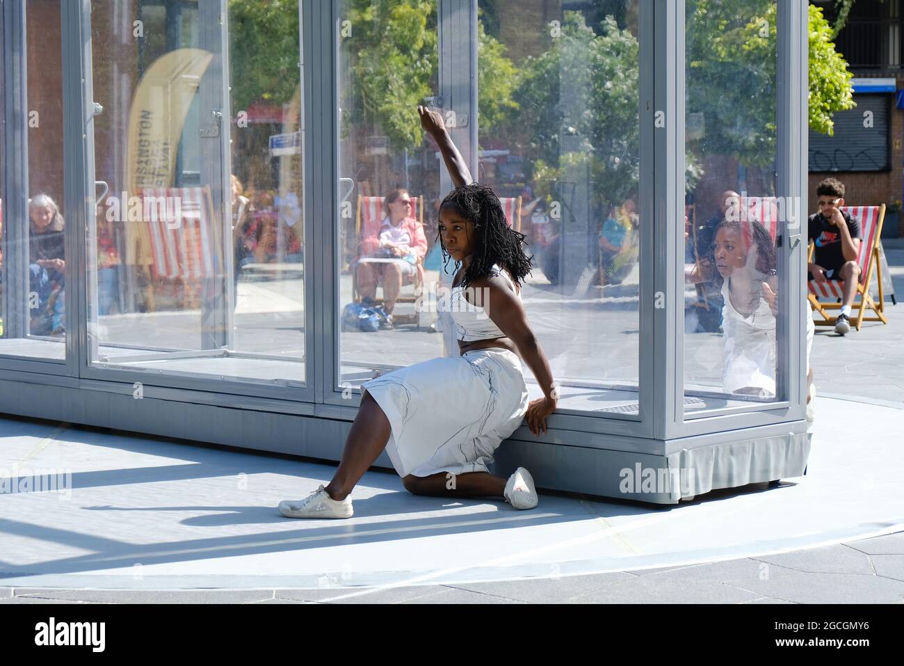 Die Zwillingsschwestern, Alleyne Dance, spielen „BONDED“ und erkunden das Konzept der Geschwisterlichkeit im Rahmen des Kensington + Chelsea Festivals. Stockfoto