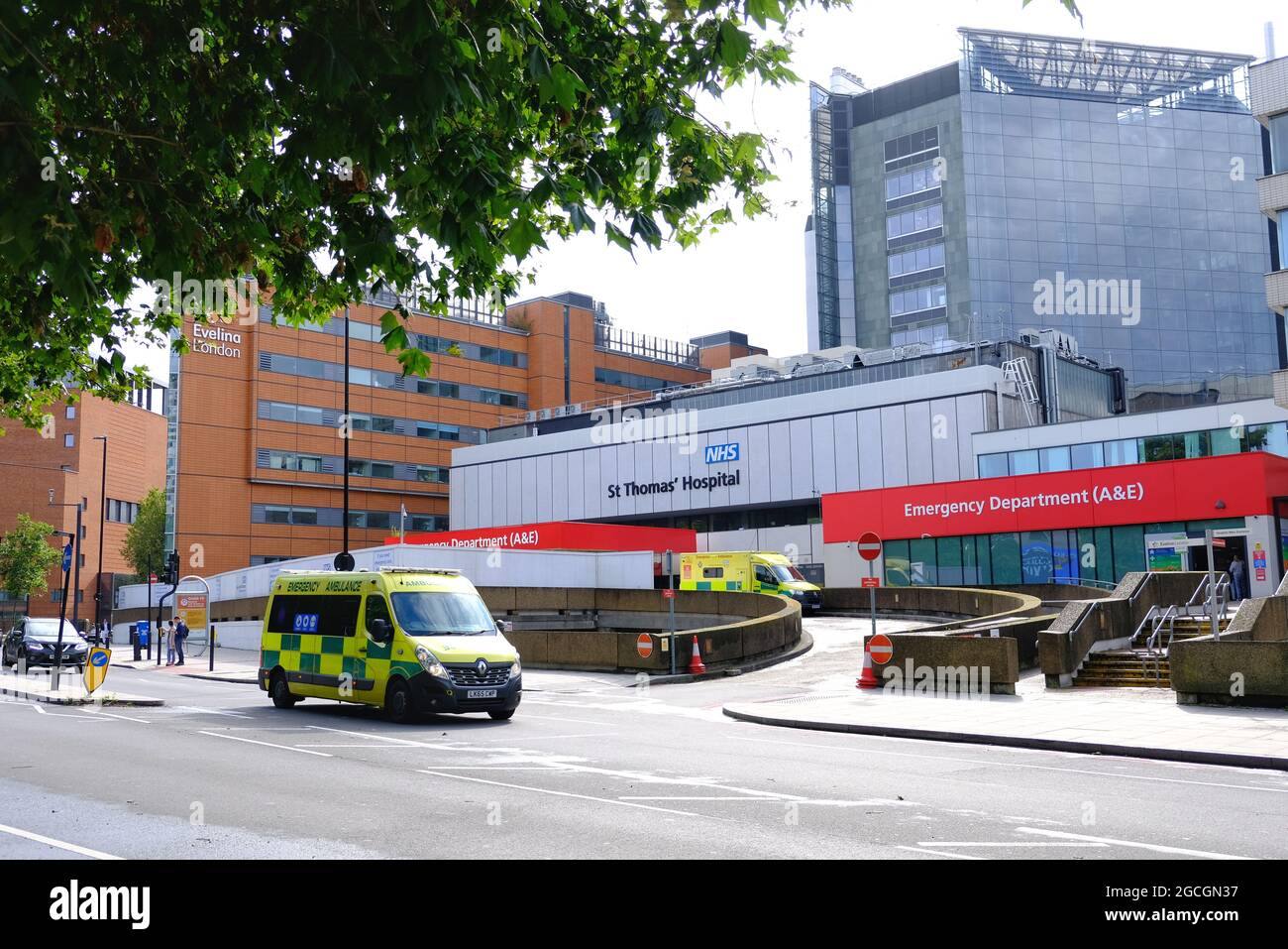 Ein Krankenwagen passiert die Unfall- und Notaufnahme des St. Thomas' Hospital in London. Stockfoto