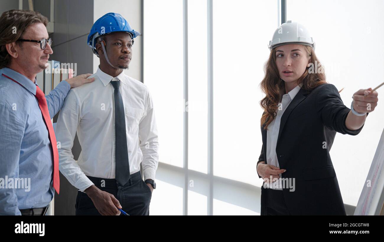 Gruppe von Diversity Architect-Leuten, die sich im Büro treffen und ein Projekt gemeinsam planen. Teamwork-Unternehmenskonzept. Stockfoto