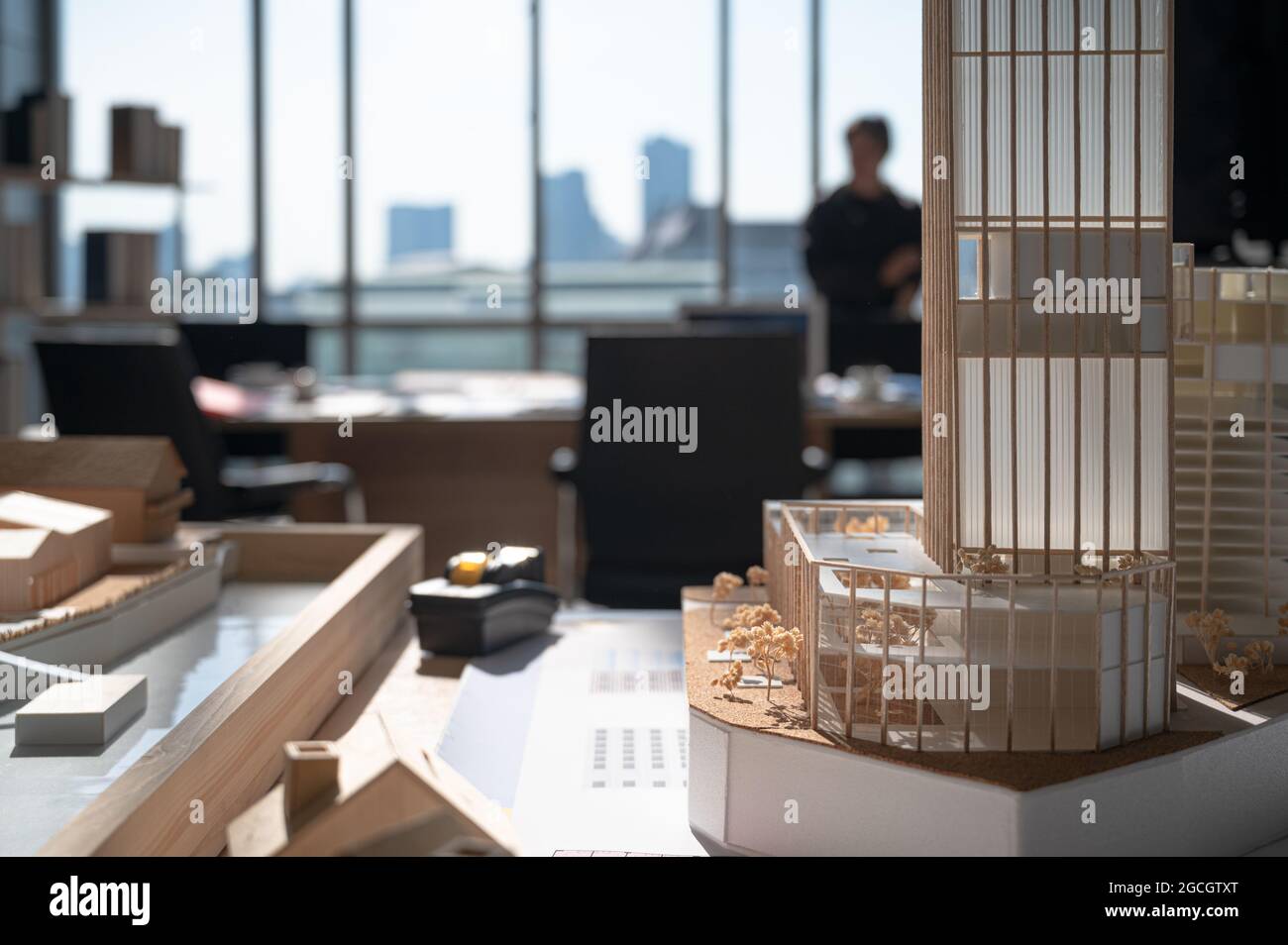 Nahaufnahme des Baumodellprojekts auf dem Tisch im Immobilienbüro. Architektur-Geschäftskonzept. Stockfoto