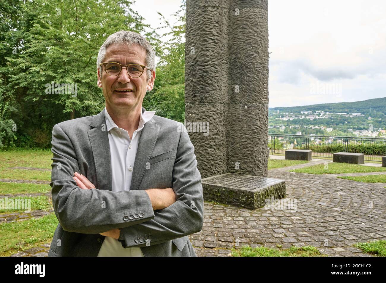 Koblenz, Deutschland. August 2021. Hendrik Hering (SPD), Präsident des Landtags Rheinland-Pfalz, steht vor der Kolumne zum Rittersturm zur Erinnerung an die Rittersturzkonferenz, die die Grundlage für das Grundgesetz geschaffen hat. Das 75. Jubiläum der Rittersturz-Konferenz ist in zwei Jahren. (To dpa 'The Knight's Fall as an experiential advertisement for Democracy') Quelle: Thomas Frey/dpa/Alamy Live News Stockfoto