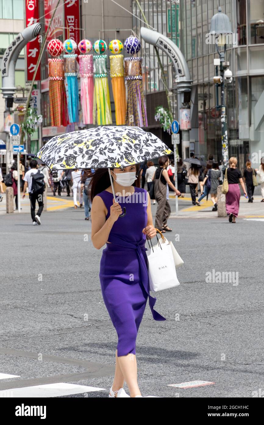 Japanische Frauen tun normale Dinge Stockfoto