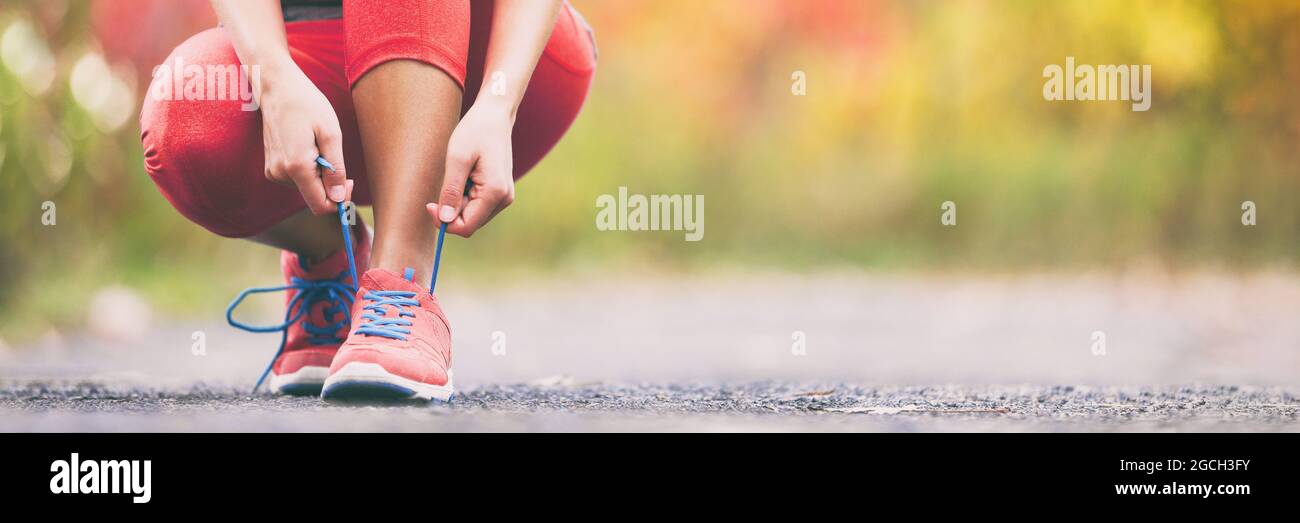 Bewegung und Sport Laufschuhe Läufer Frau binden Schnürsenkel immer bereit für den Sommer laufen in Waldpark Panorama Banner Header Ernte. Jogging-Mädchen Stockfoto