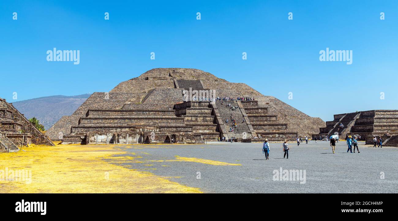 Menschen (Touristen), die im Frühjahr an der Teotihuacan-Mondpyramide in der Nähe von Mexiko-Stadt, Mexiko, vorbei gehen. Stockfoto