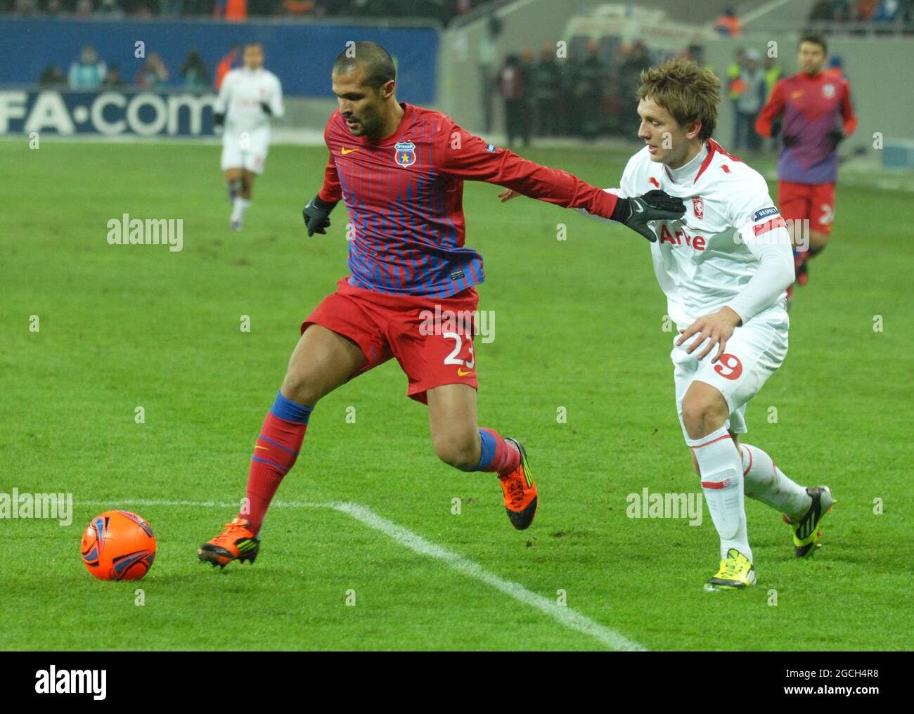 BUKAREST, RUMÄNIEN - 16. FEBRUAR 2012: Geraldo Alves (L) vom FCSB und Luuk de Jong (R) von Twente, im Einsatz während der ersten Etappe der UEFA Europa League Runde von 32 zwischen FCSB und FC Twente 2011/12 in der National Arena. Stockfoto