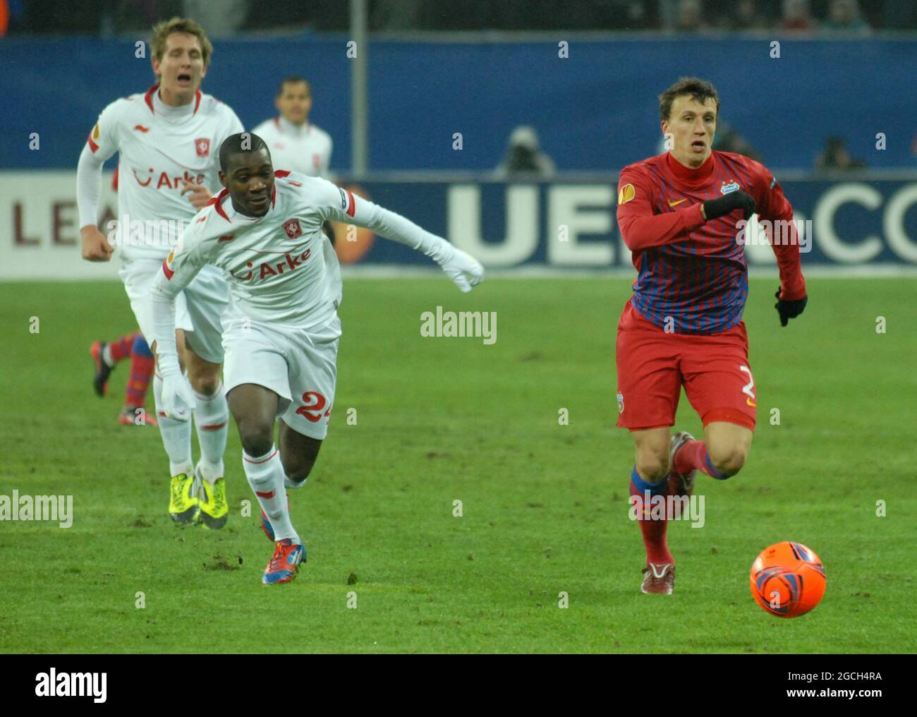 BUKAREST, RUMÄNIEN - 16. FEBRUAR 2012: Vlad Chiriches (R) von FCSB und Ola John (L) von Twente, abgebildet in Aktion während der ersten Etappe der UEFA Europa League Runde 32 von 2011/12 Spiel zwischen FCSB und FC Twente in der National Arena. Stockfoto