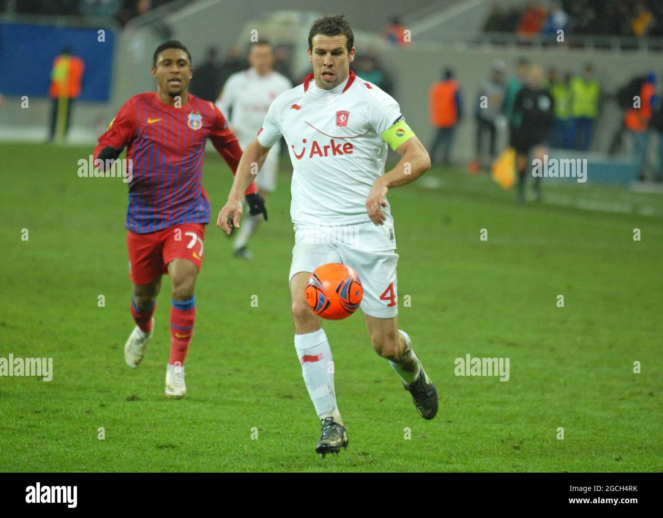 BUKAREST, RUMÄNIEN - 16. FEBRUAR 2012: Peter Wisgerhof (R) aus Twente, aufgenommen in Aktion während der ersten Etappe der UEFA Europa League Runde von 32 zwischen FCSB und FC Twente 2011/12 in der National Arena. Stockfoto