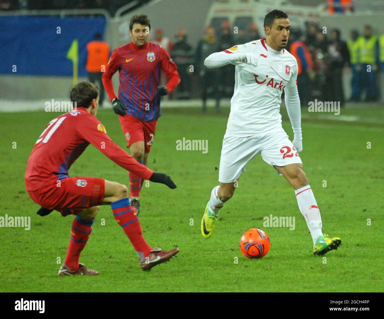 BUKAREST, RUMÄNIEN - 16. FEBRUAR 2012: Nacer Chadli (R) aus Twente, aufgenommen in Aktion während der ersten Etappe der UEFA Europa League Runde 32 von 2011/12 zwischen FCSB und FC Twente in der National Arena. Stockfoto