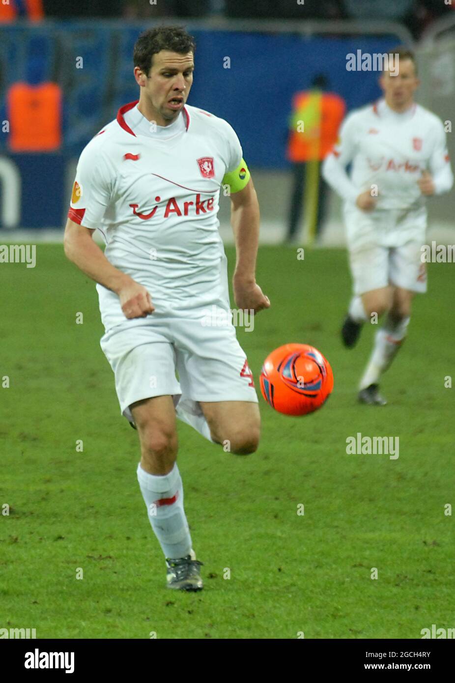 BUKAREST, RUMÄNIEN - 16. FEBRUAR 2012: Peter Wisgerhof aus Twente im Einsatz während der ersten Etappe der UEFA Europa League Runde von 32 zwischen FCSB und FC Twente 2011/12 in der National Arena. Stockfoto