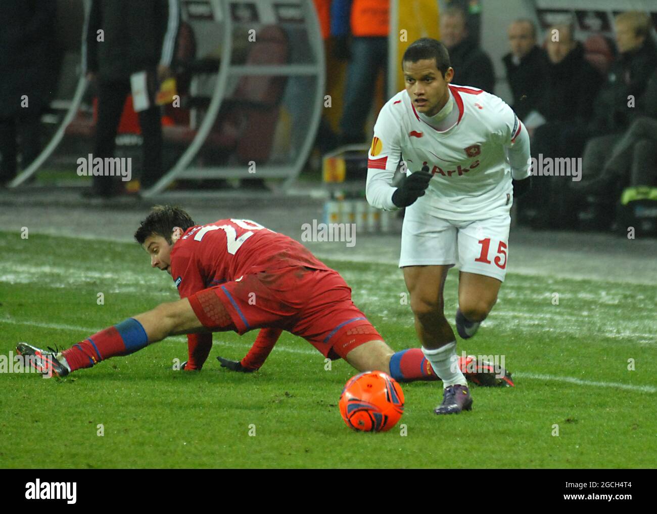BUKAREST, RUMÄNIEN - 16. FEBRUAR 2012: Roberto Rosales (R) von Twente läuft während der ersten Etappe der UEFA Europa League Runde 32 von 2011/12 zwischen FCSB und FC Twente in der National Arena an Raul Rusescu (L) von FCSB vorbei. Stockfoto