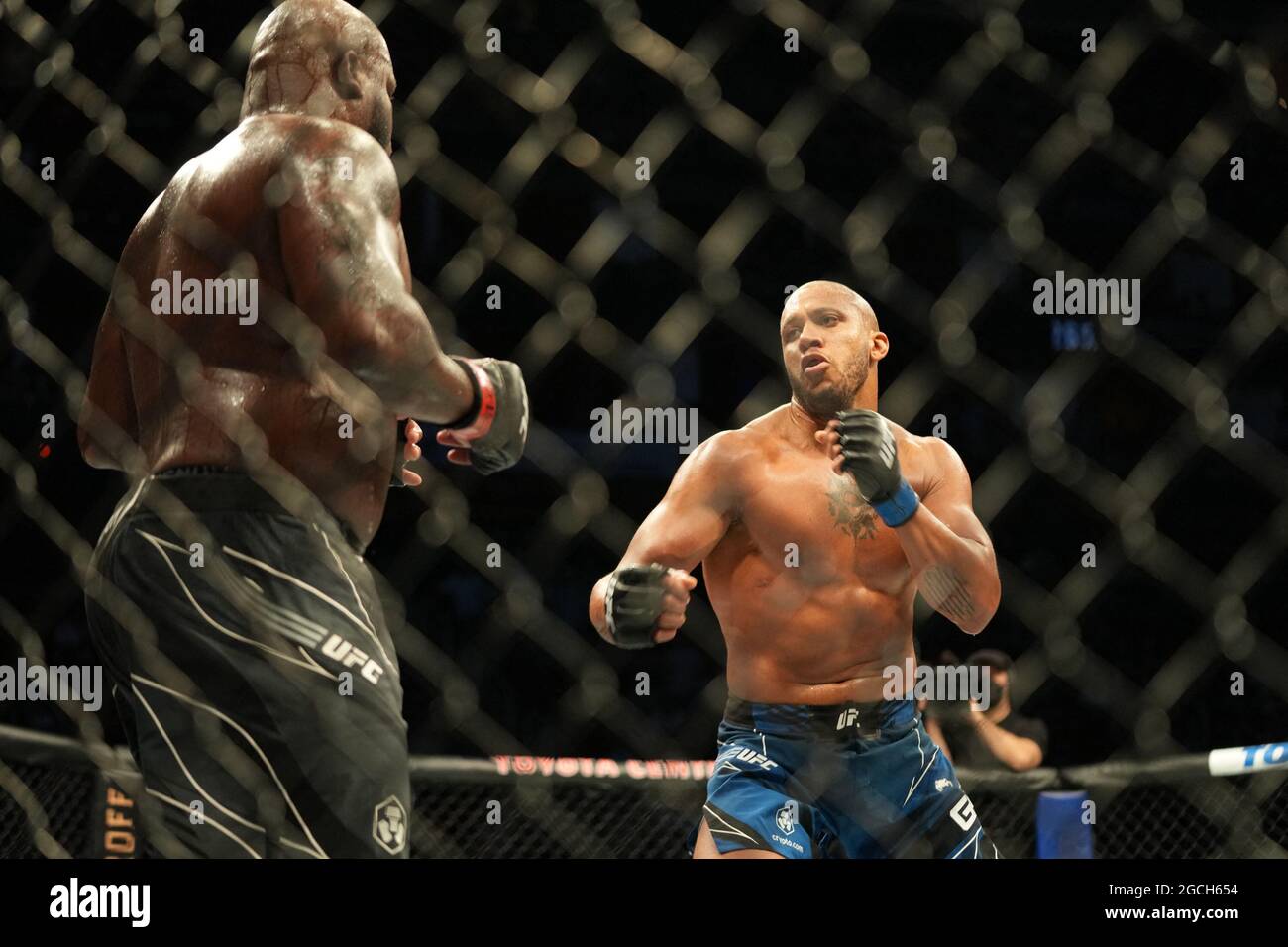 (L-R) Derrick Lewis kämpft während des UFC 265 - Lewis gegen Gane im Toyota Center am 7. August 2021 in Houston, TX, USA, gegen Ciryl Gane in ihrem Interim Heavyweight (Titel) Kampf. Ciryl Gane war der erste französische Kämpfer, der einen UFC-Weltmeistertitel errang, als er am Samstagabend bei der UFC 265 in Texas den vorläufigen Schwergewichtstitel gewann. Gane, 31, holte sich den leeren Zwischentitel, indem er beim Hauptereignis in Houston den Heimatliebling Derrick Lewis besiegte. Es war erst sein 10. Kampf als professioneller Mixed-Martial-Artist. Foto von Louis Grasse/PxImages/ABACAPRESS.COM Stockfoto