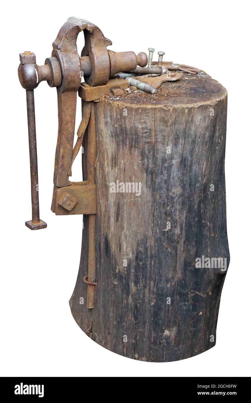 Die Ausrüstung der alten Schmiede - der rostige Schraubstock, der auf dem  Eichenholz befestigt ist. Isoliert auf Weiß Stockfotografie - Alamy
