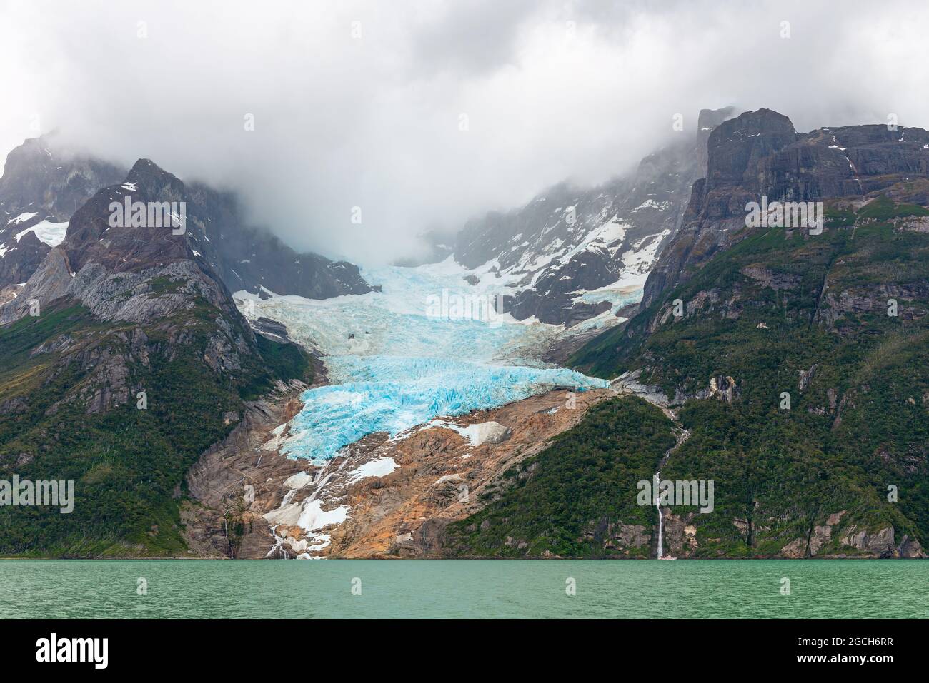 Balmaceda-Gletscher im Frühling durch den Fjord des Last Hope Sound, Nationalpark Bernardo O'Higgins, Patagonien, Chile. Stockfoto