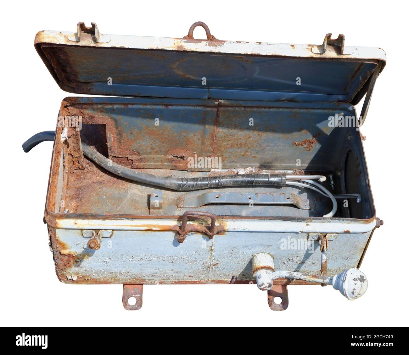 Der rostig zerbrochene Metallkasten für die Verteilung des Stroms. Isoliert auf Weiß Stockfoto