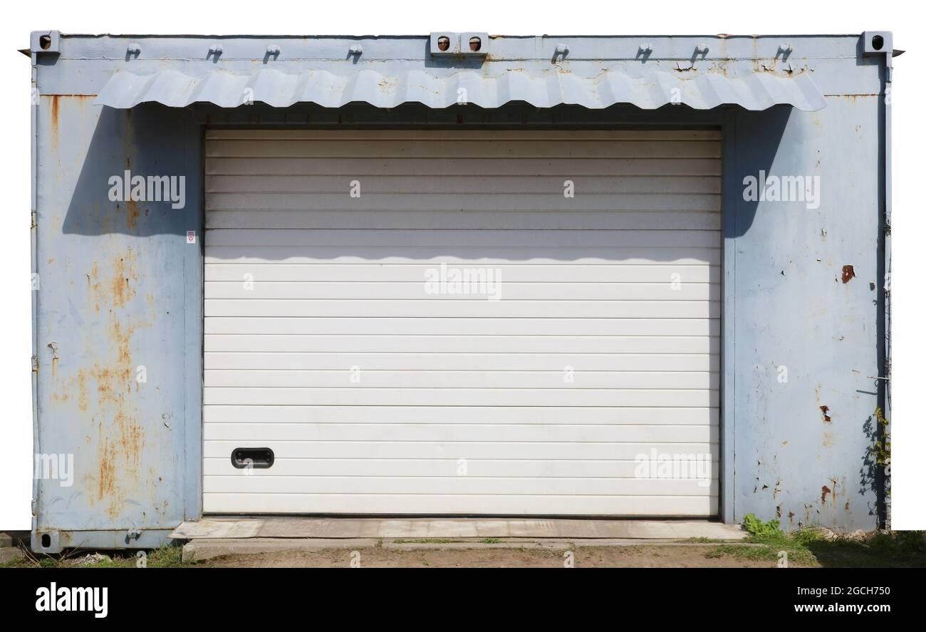 Der kleine geschlossene ländliche Schuppen aus Metall ist mit blauer
