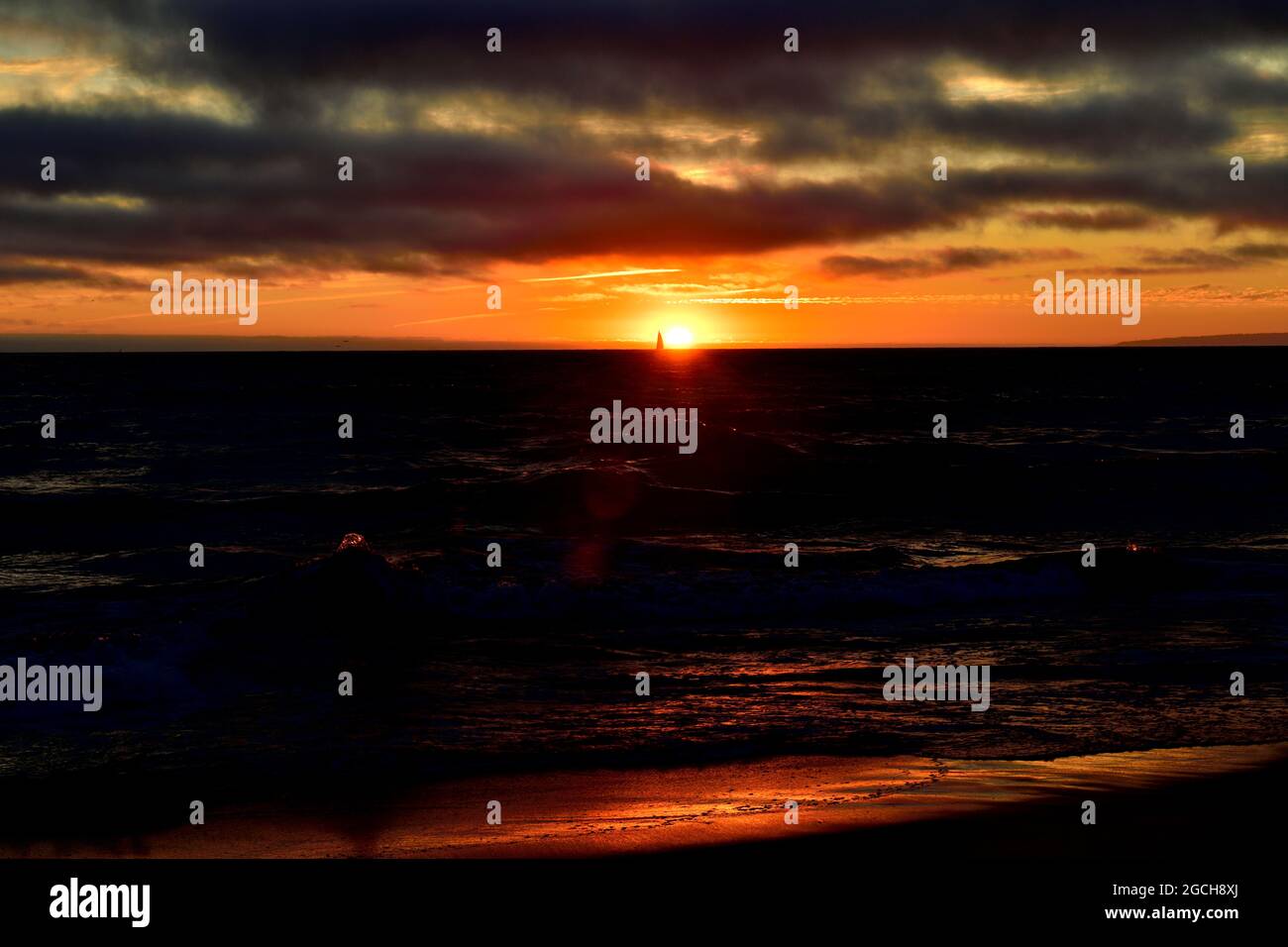 Dramatische Sonnenuntergangswolke am Moss Landing Beach, Kalifornien Stockfoto