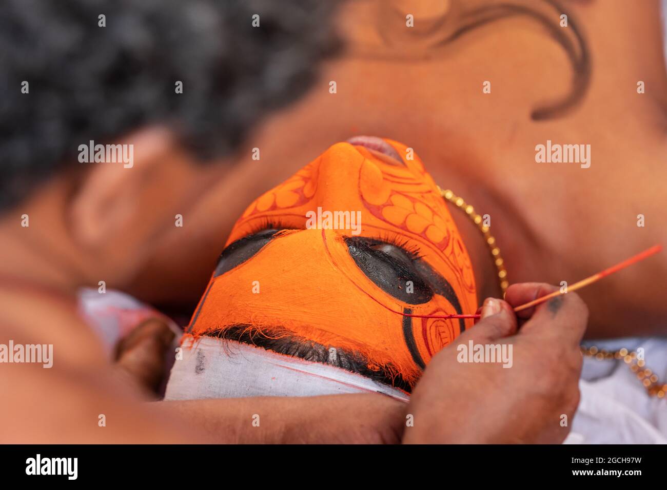 Hindu Priester machen für Theyyam Performer während des Tempels festival Stockfoto