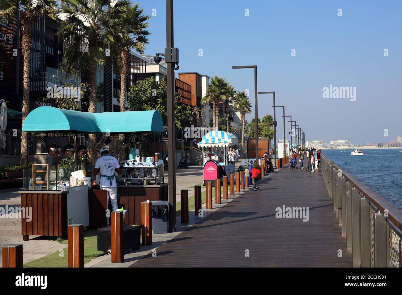 Dubai, Vereinigte Arabische Emirate - 07. Mai 2021: Touristendamm des Roten Meeres mit Hotels und Fast-Food-Läden Stockfoto