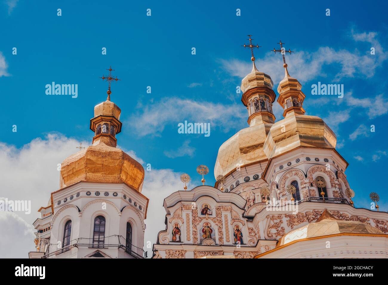 Low-Angle-Aufnahme des Kiewer Pechersk-Lavra-Klosters am sonnigen Nachmittag Stockfoto