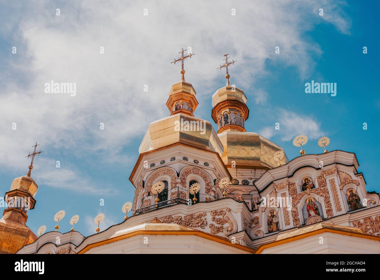 Low-Angle-Aufnahme des Kiewer Pechersk-Lavra-Klosters am sonnigen Nachmittag Stockfoto