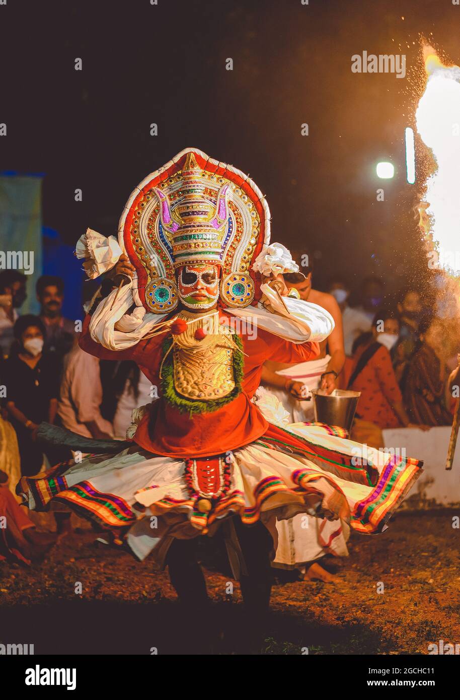 Mudiyettu ist ein traditionelles rituelles Theater und Volkstanzdrama aus Kerala, das die mythologische Geschichte einer Schlacht zwischen den Kali und Darika inszeniert Stockfoto