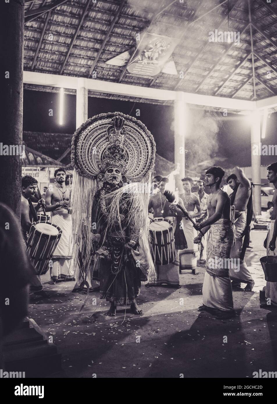 Mudiyettu ist ein traditionelles rituelles Theater und Volkstanzdrama aus Kerala, das die mythologische Geschichte einer Schlacht zwischen den Kali und Darika inszeniert Stockfoto