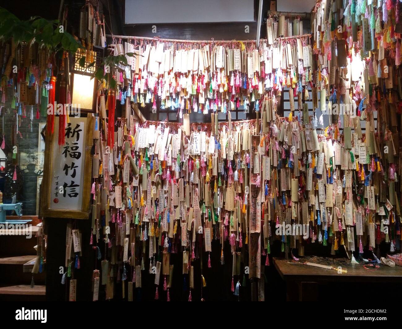 Bambusstreifen mit geschriebenen Segnungen in einem Geschäft in Kuanzhai Xiangzi, breiter und enger Allee, in Chengdu Stockfoto