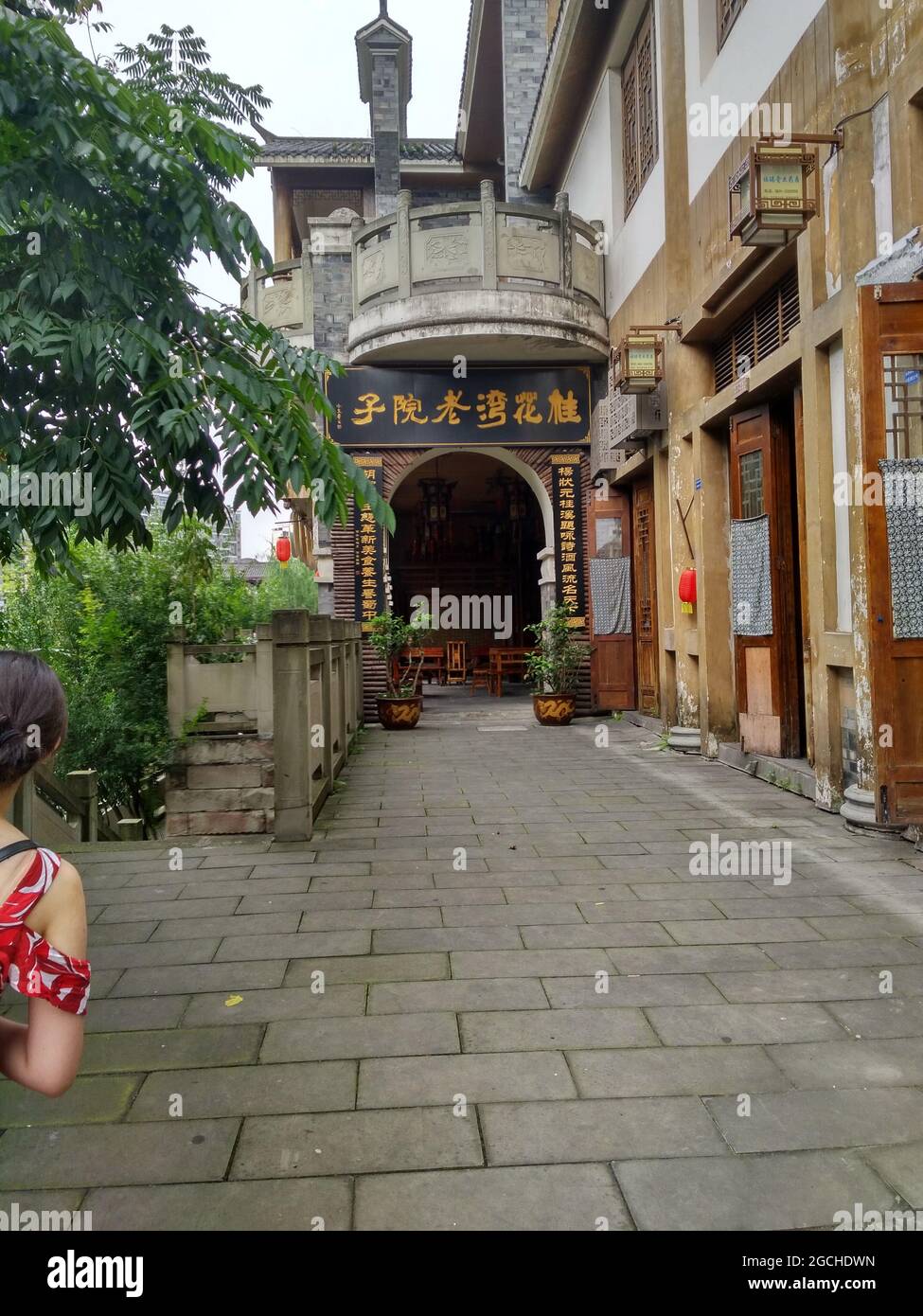 Ein erstaunlich uralt aussehender Eingang zu einem köstlichen Restaurant im Nanxi Bezirk der Stadt Yibin, das traditionelle Sichuan-Küche verkauft Stockfoto