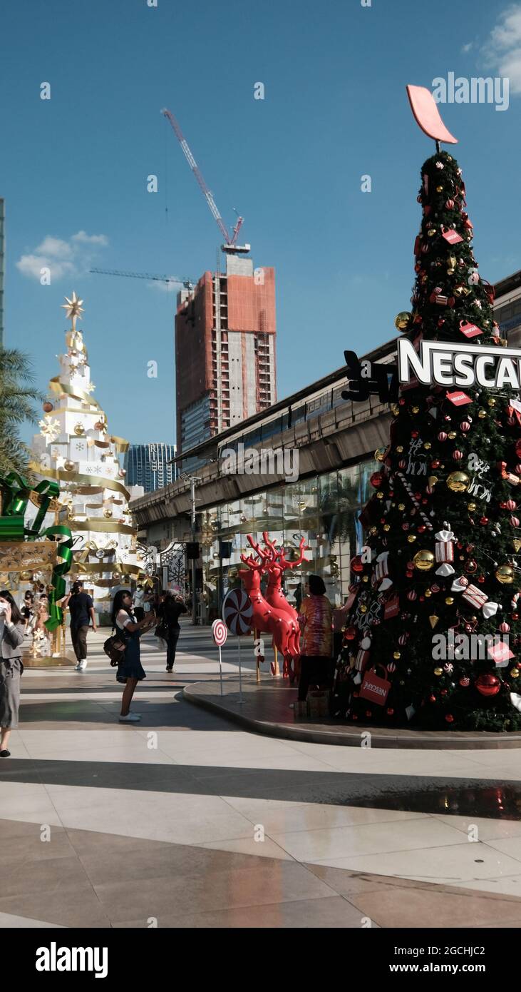 Geschmückter Weihnachtsbaum im Siam Paragon Shopping Mall Plaza Bangkok Thailand Stockfoto