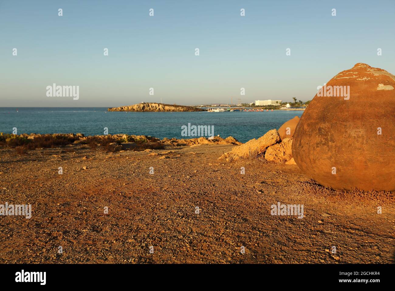 Schöne Aussicht am frühen Morgen mit Sandstrand in Aya Napa, Zypern, Landschaft, Natur, Urlaub. Stockfoto