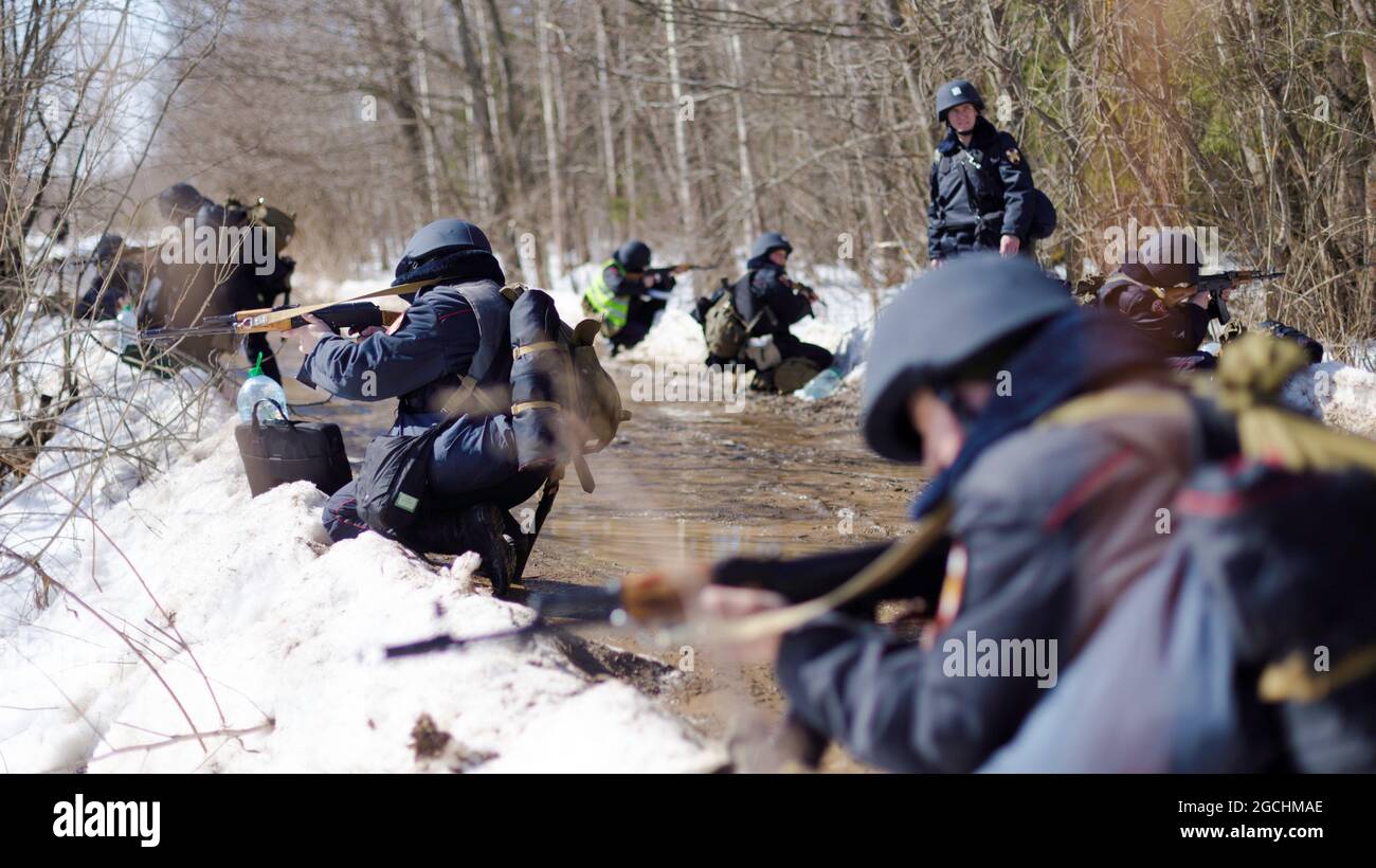 Elektrostal, Russland. April 2018. Soldaten der Nationalgarde nehmen während der Militärübung auf der Straße Verteidigungspositionen ein.in Elektrostal wurde eine praktische Lektion mit Soldaten und Mitarbeitern von Spezialeinheiten des Zentralbezirks der Russischen Garde abgehalten. (Foto von Mihail Tokmakov/SOPA Images/Sipa USA) Quelle: SIPA USA/Alamy Live News Stockfoto