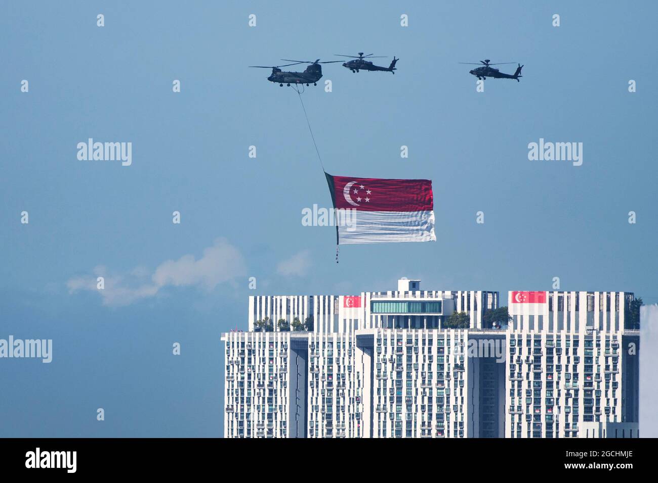 Singapur. August 2021. Hubschrauber fliegen mit Singapurs Nationalflagge während der Feierlichkeiten zum Nationalfeiertag in Singapur, am 9. August 2021. Singapur feierte am Montag den 56. Jahrestag der Unabhängigkeit. Quelle: Then Chih Wey/Xinhua/Alamy Live News Stockfoto