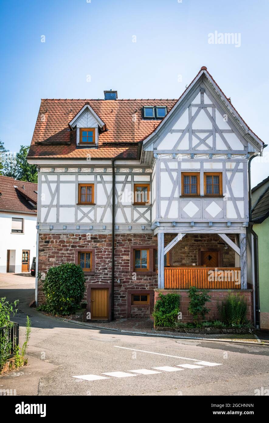Schön renovierter Fachwerkbau typisch für die Region in einer kleinen Gemeinde in Süddeutschland Stockfoto