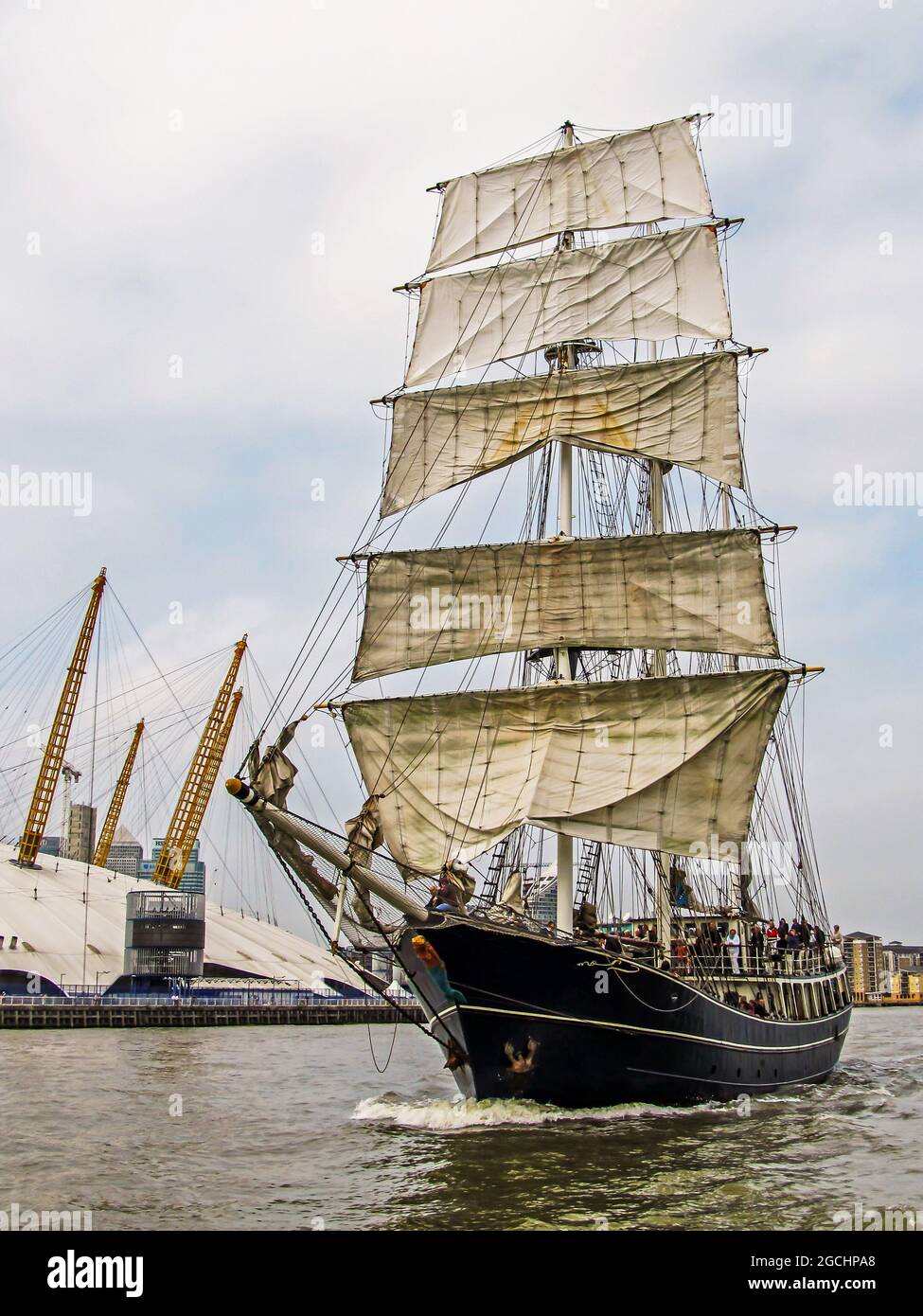 Ein majestätisches, dreimastiger Hochschiff auf der Themse im Großraum London, Großbritannien Stockfoto
